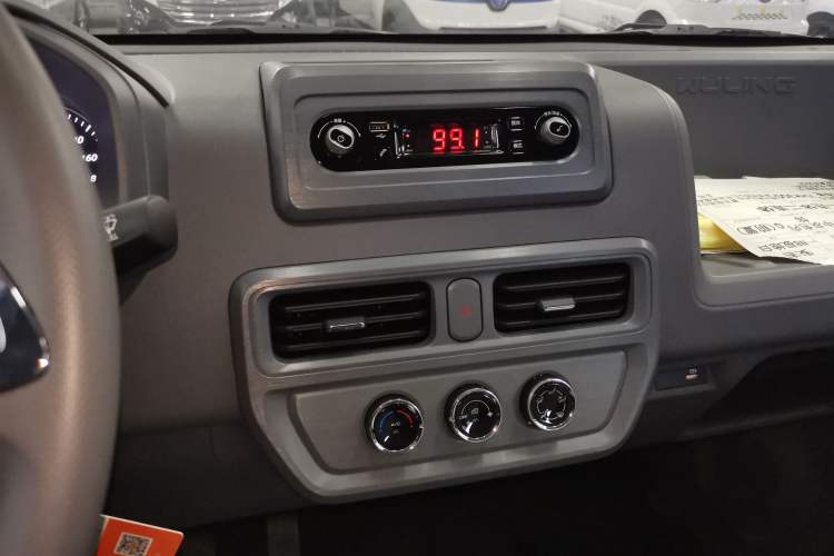 Used Wuling Yangguang 2024 300KM Comfort Version Passenger Van 75kW
