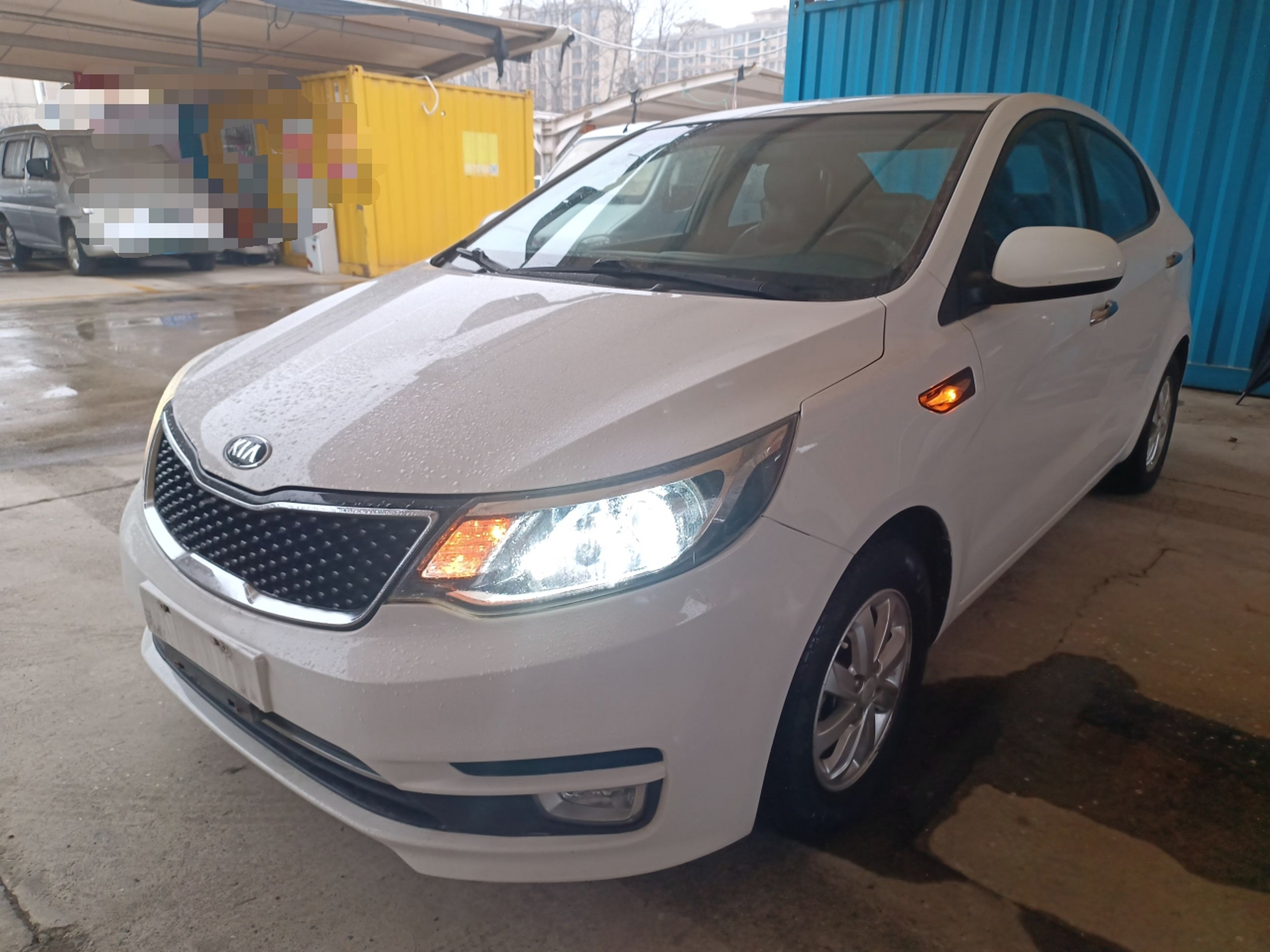 Под передней частью автомобиля