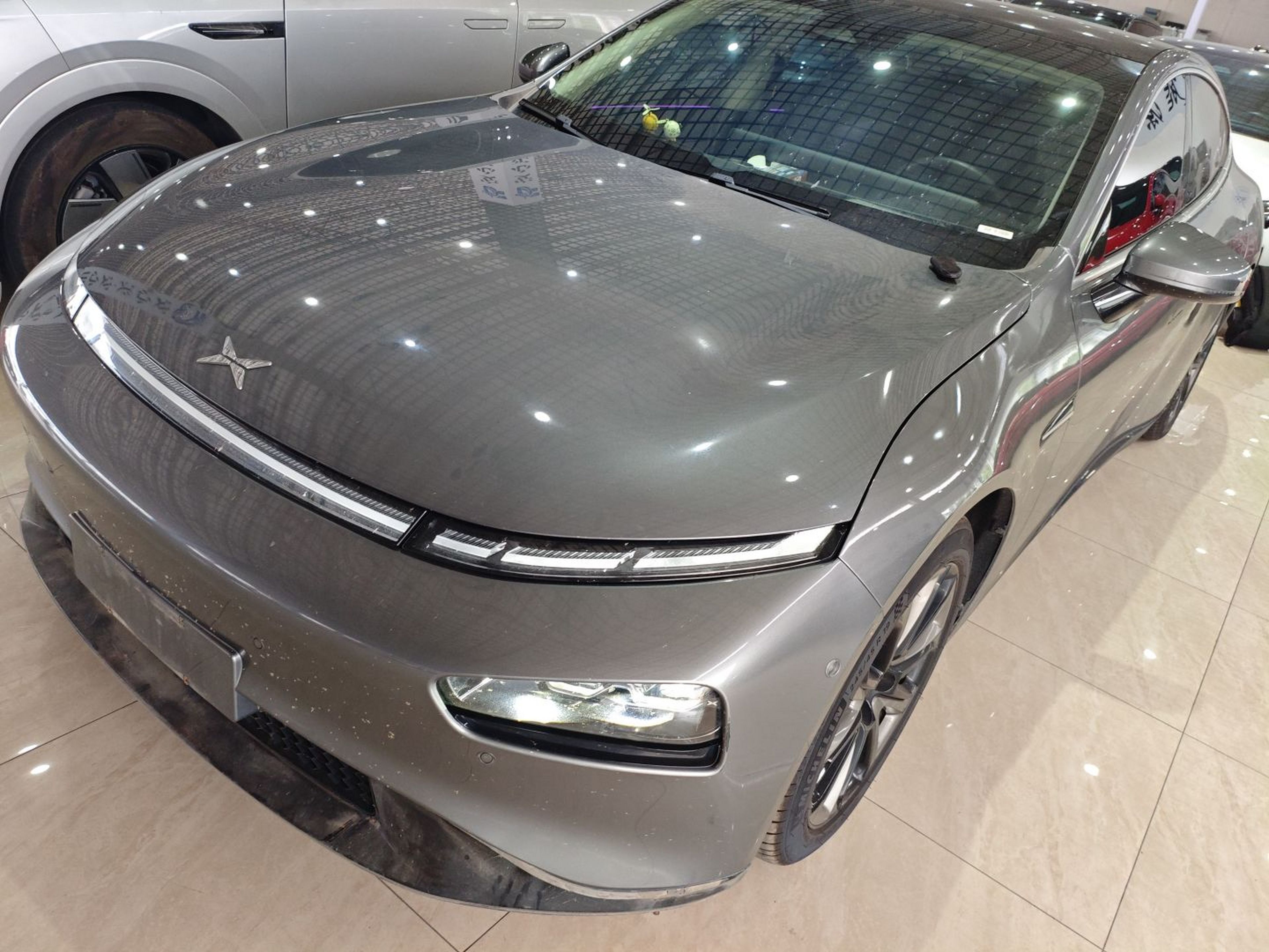 Под передней частью автомобиля