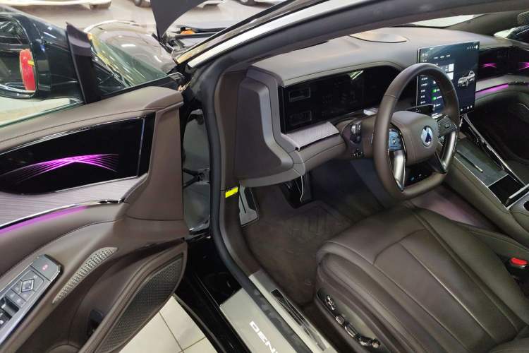 Used Denza Z9 2024 1100 km Four-Wheel Drive Max Version
