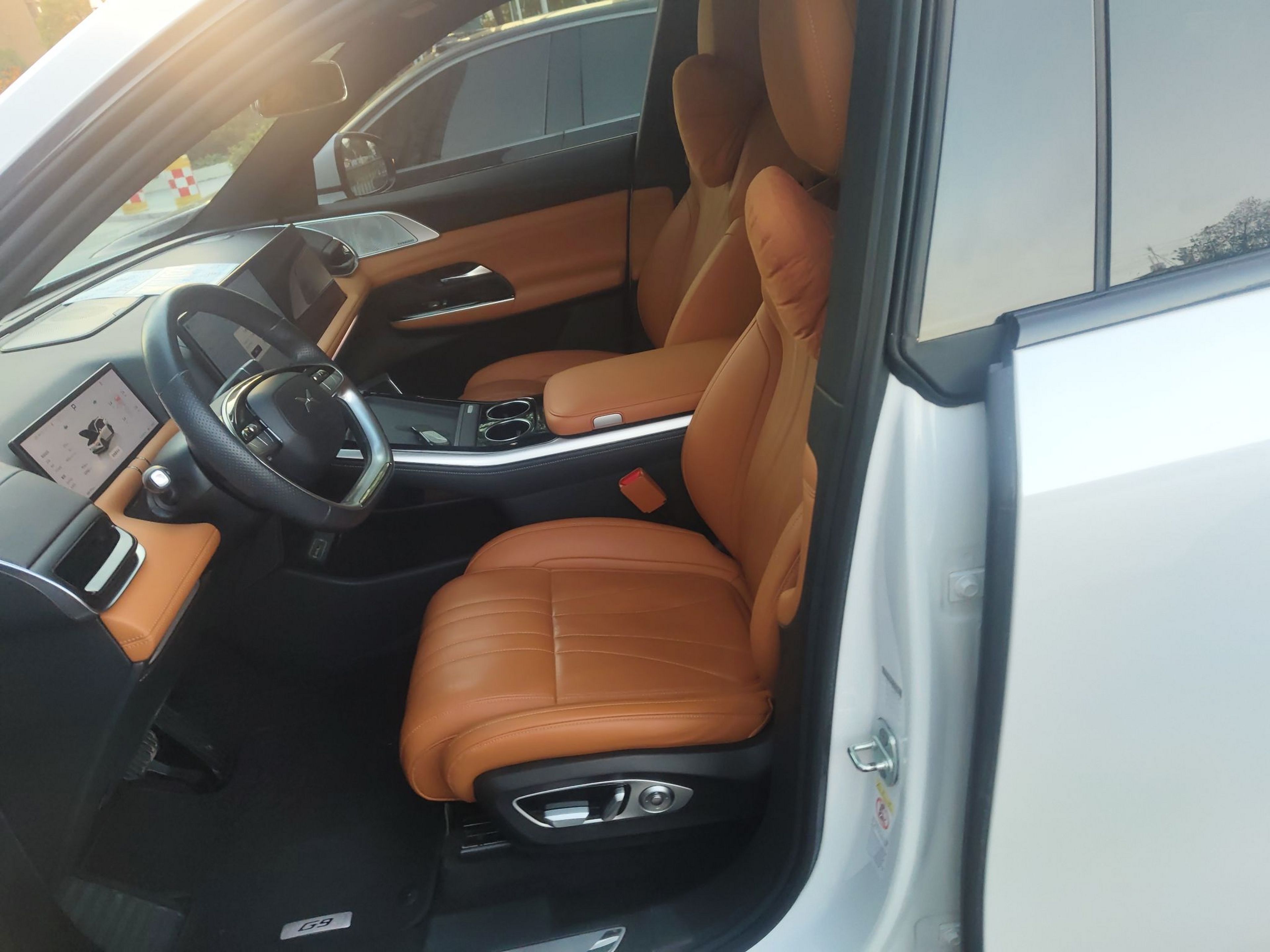 المقاعد الأمامية داخل السيارة