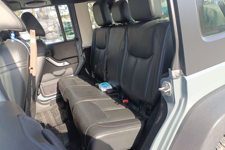 Used  Wrangler 2015 3.6L Rubicon Four-Door Comfort Edition
