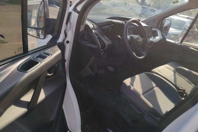 Used Ford Transit 2019 2.0T Diesel Multi-Purpose Commercial Vehicle Short Wheelbase Mid-Roof Design 6-Seater China VI Standard
