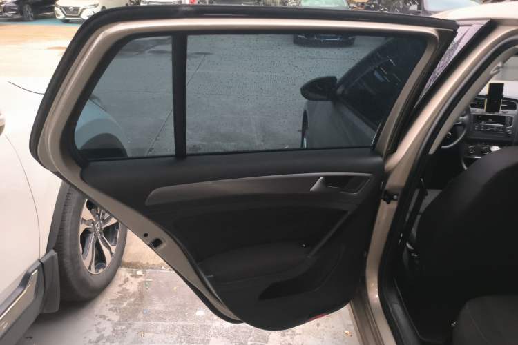 Used Volkswagen Golf 2016 1.6L Automatic Fashion Model
