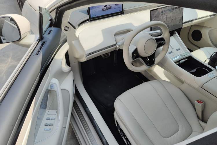 Used Hima Luxeed S7 2025 855 km Max
