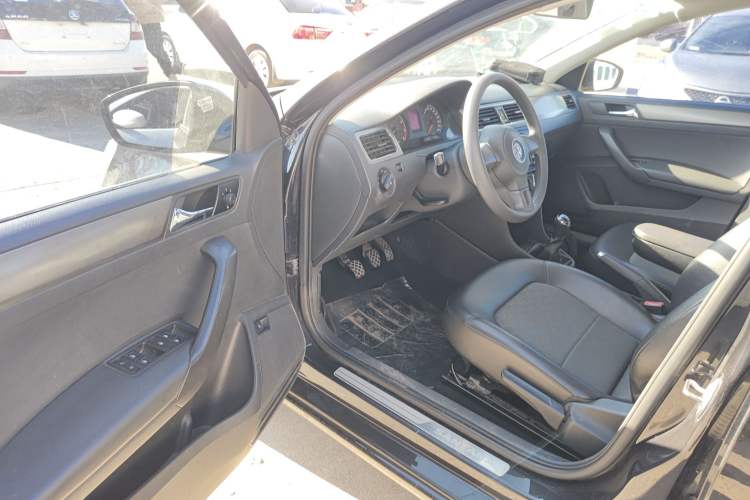 Used Volkswagen Santana 2015 1.6L Manual Comfort Edition
