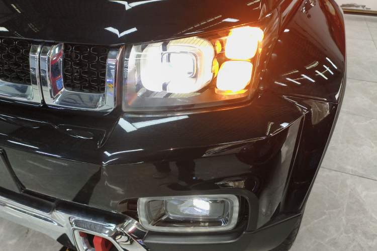 Used  BJ40 2018 PLUS 2.3T Automatic Four-Wheel Drive Flagship Version China V Emission Standard
