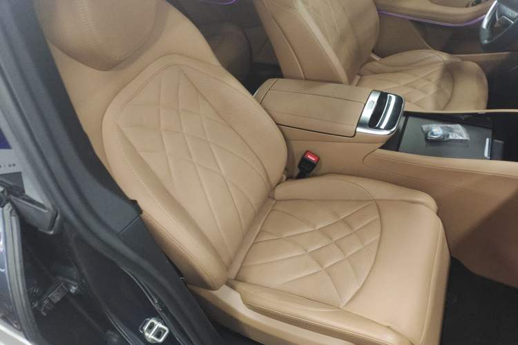 Used  R7 2023 Rear-Drive Screen King Edition
