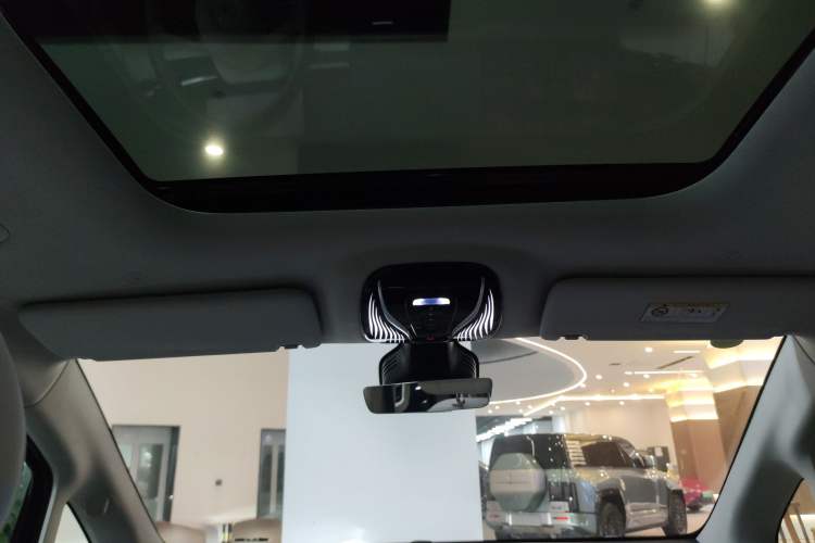 Used VOYAH Dream 2025 PHEV Four-Wheel Drive Prestige Kunpeng Edition
