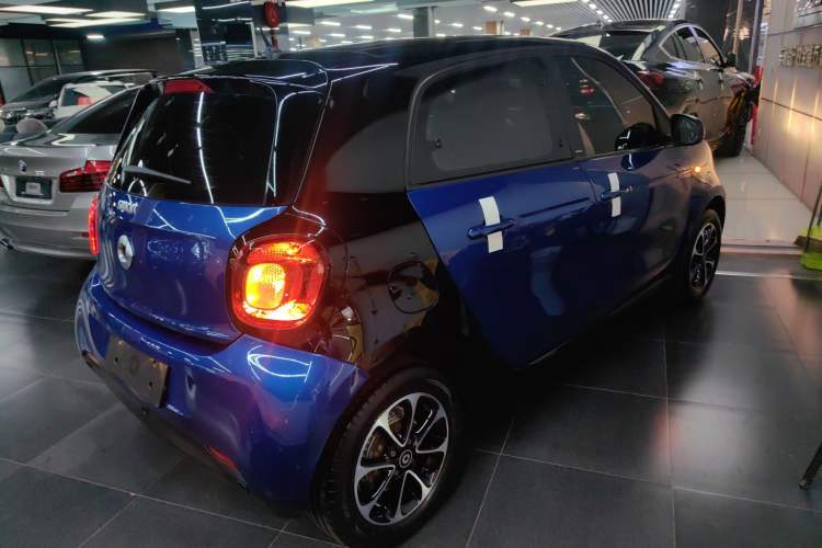 Used  forfour 2016 1.0L 52 kW Passion Edition
