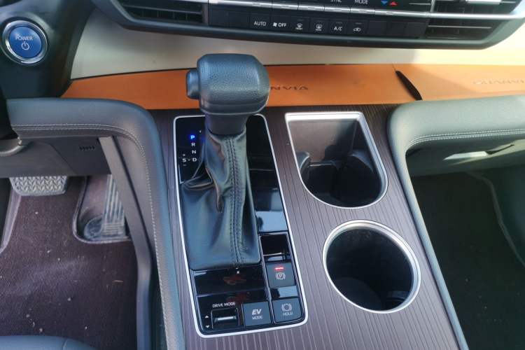 Used Toyota Granvia 2023 2.5L Hybrid Comfort Edition
