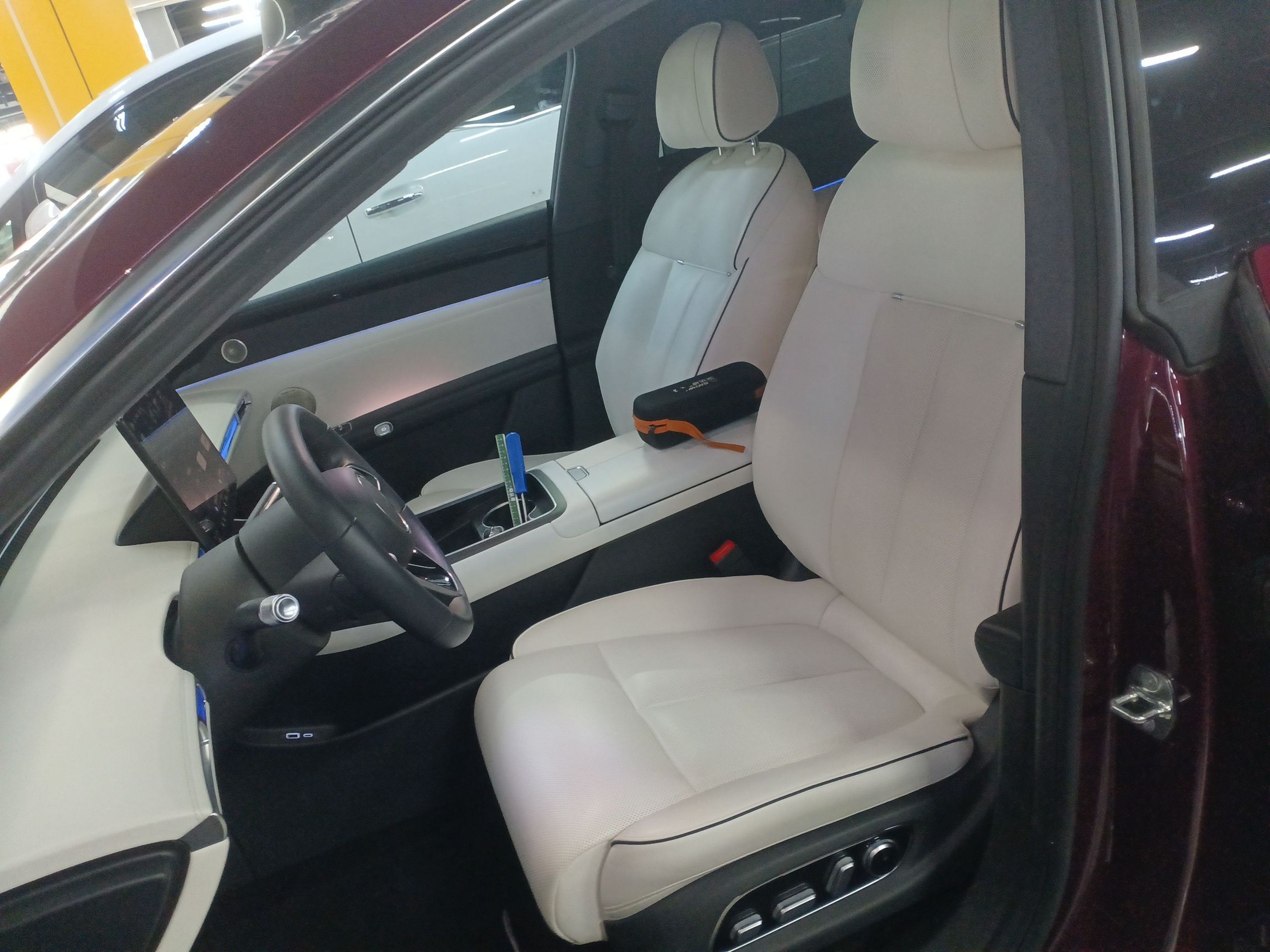 المقاعد الأمامية داخل السيارة