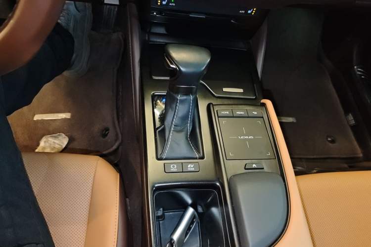 Used Lexus ES 2020 300h Premier Edition
