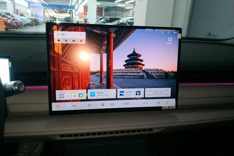 Used  Galaxy 8 2025 130km EM-i Deluxe Edition
