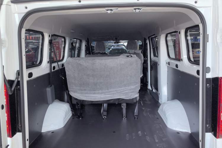 Used Wuling Yangguang 2024 300KM Comfort Version Passenger Van 75kW
