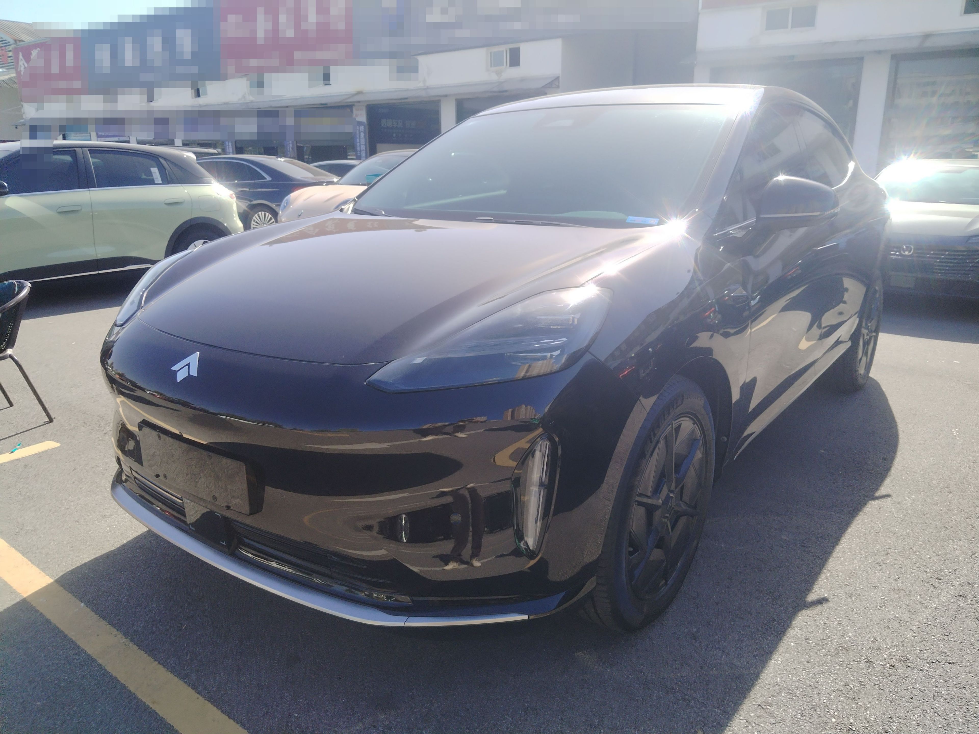 Под передней частью автомобиля