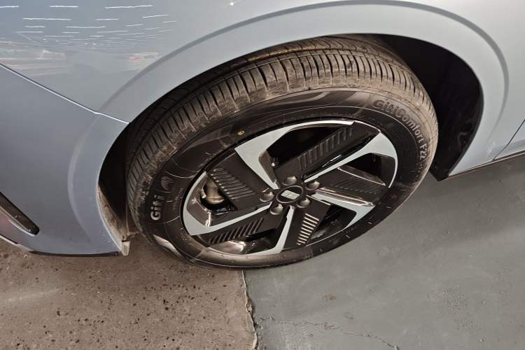 Used  L6 2025 EM-i 140km Starship Edition