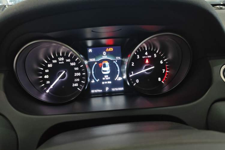 Used Land Rover Discovery Sport 2019 240 PS SE Version China VI Standard
