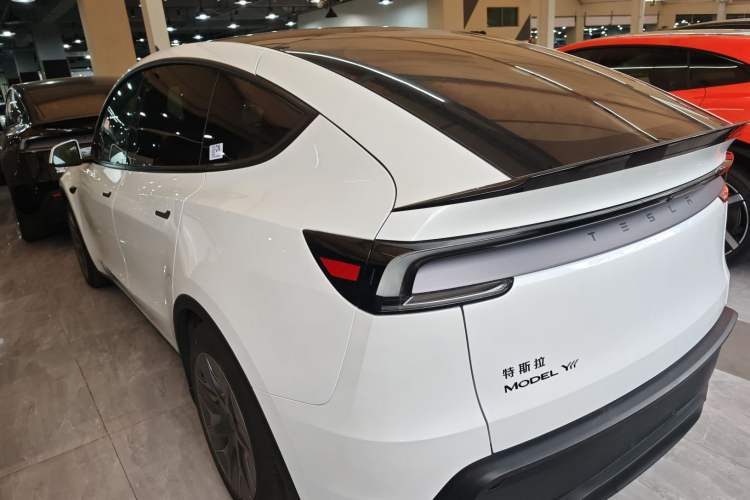 Used Tesla Model Y L 2025 Long-Range All-Wheel-Drive Version
