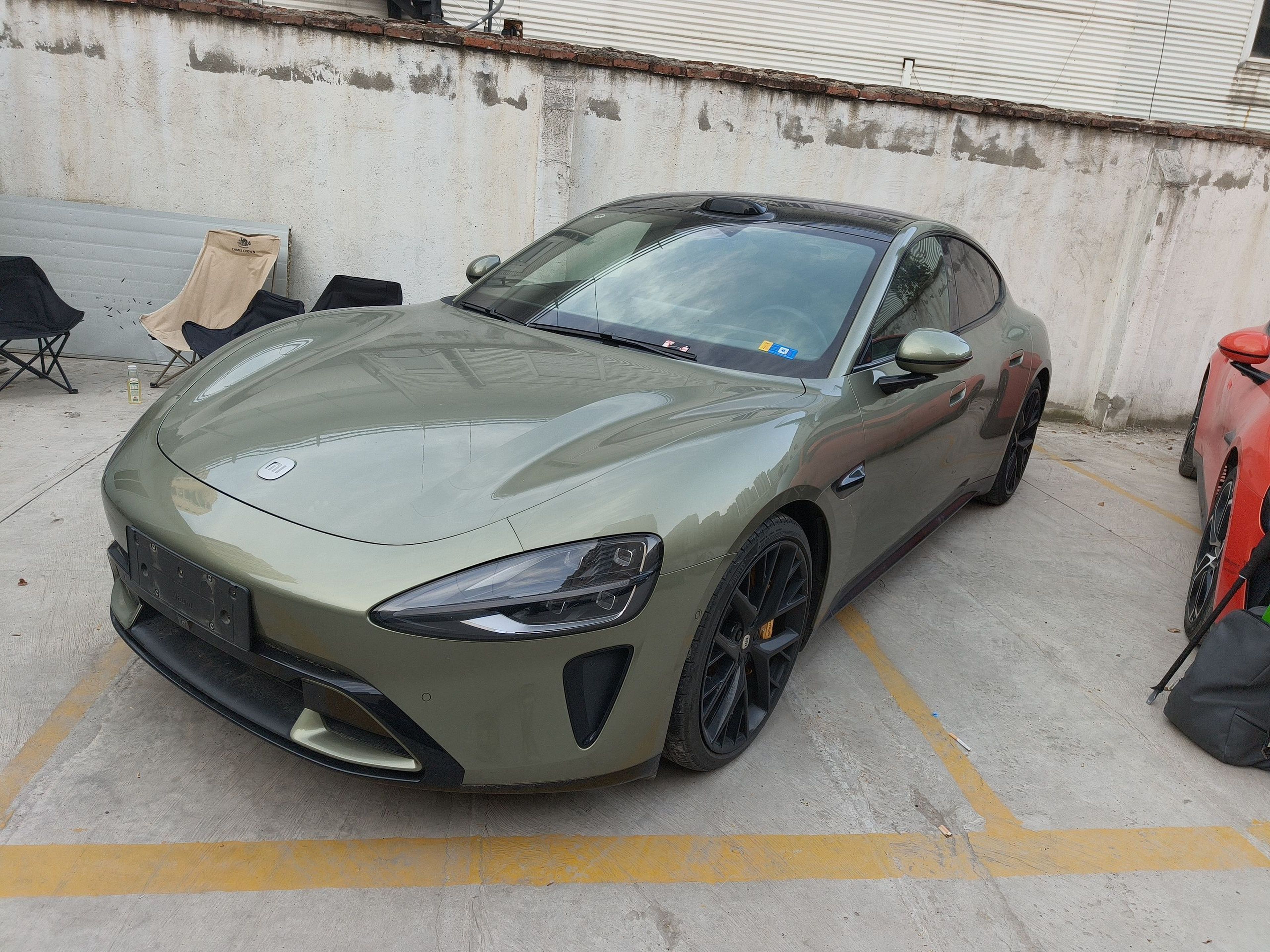 تحت مقدمة السيارة