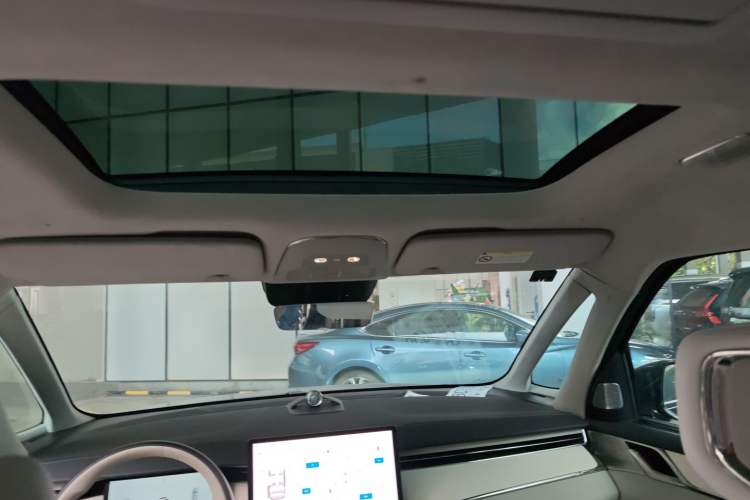 Used Volvo EM90 2025 Ultra Six-Seater
