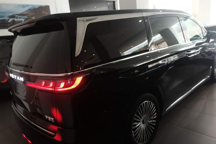 Used VOYAH Dream 2025 PHEV Four-Wheel Drive Prestige Kunpeng Edition
