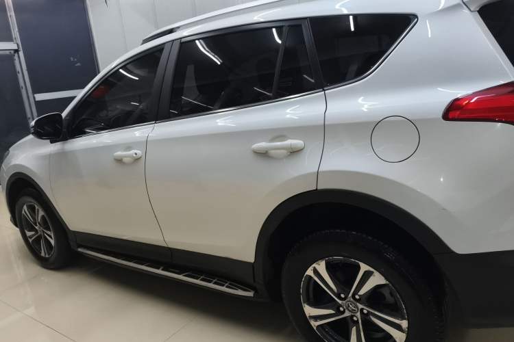 Used Toyota RAV4 2015 2.0L CVT Two-Wheel Drive Fashion Edition
