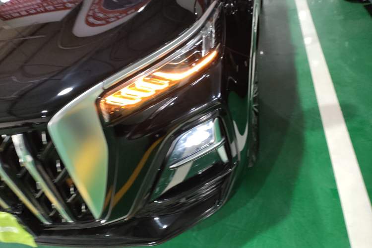 Used Hongqi HS5 2023 2.0T Four-Wheel Drive Flagship Pro Edition
