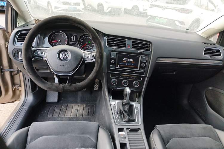 Used Volkswagen Golf 2018 230TSI Automatic Luxury Version
