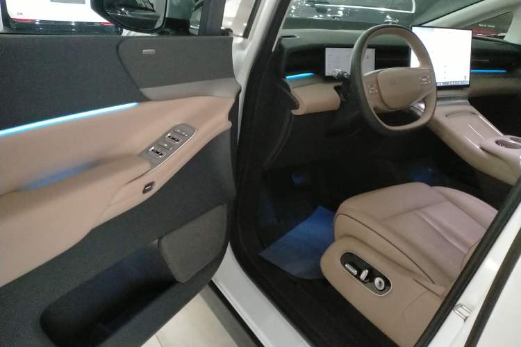 Used XPeng X9 2025 740 Ultra-Long Range Max
