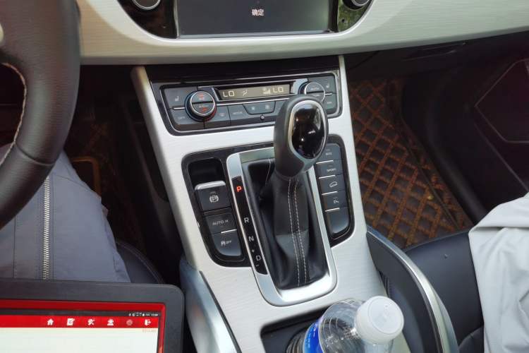 Used Geely Auto Emgrand X7 Sport 2018 1.8TD Automatic Two-Wheel Drive Smart Connect 4G Internet Edition
