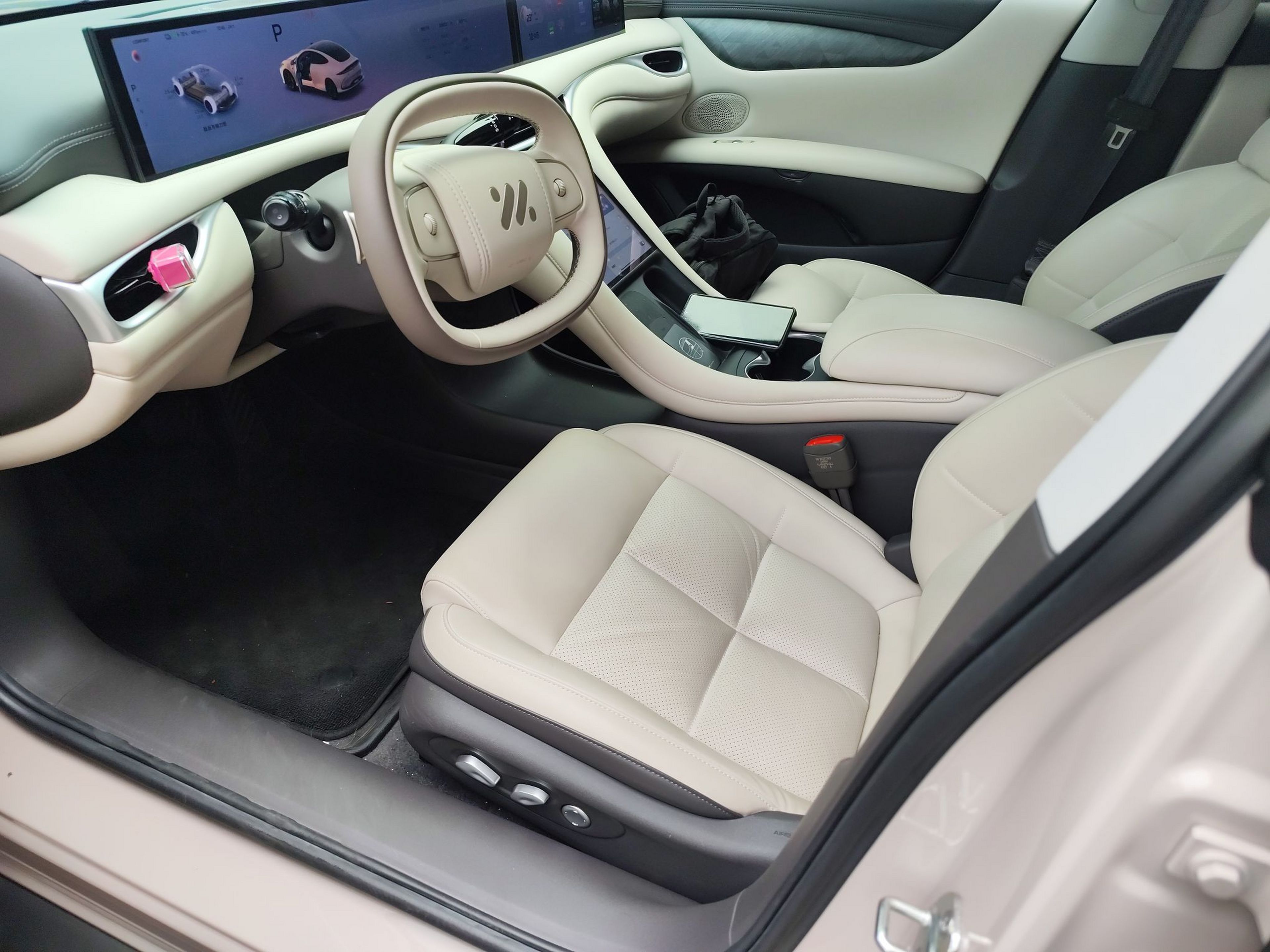 المقاعد الأمامية داخل السيارة