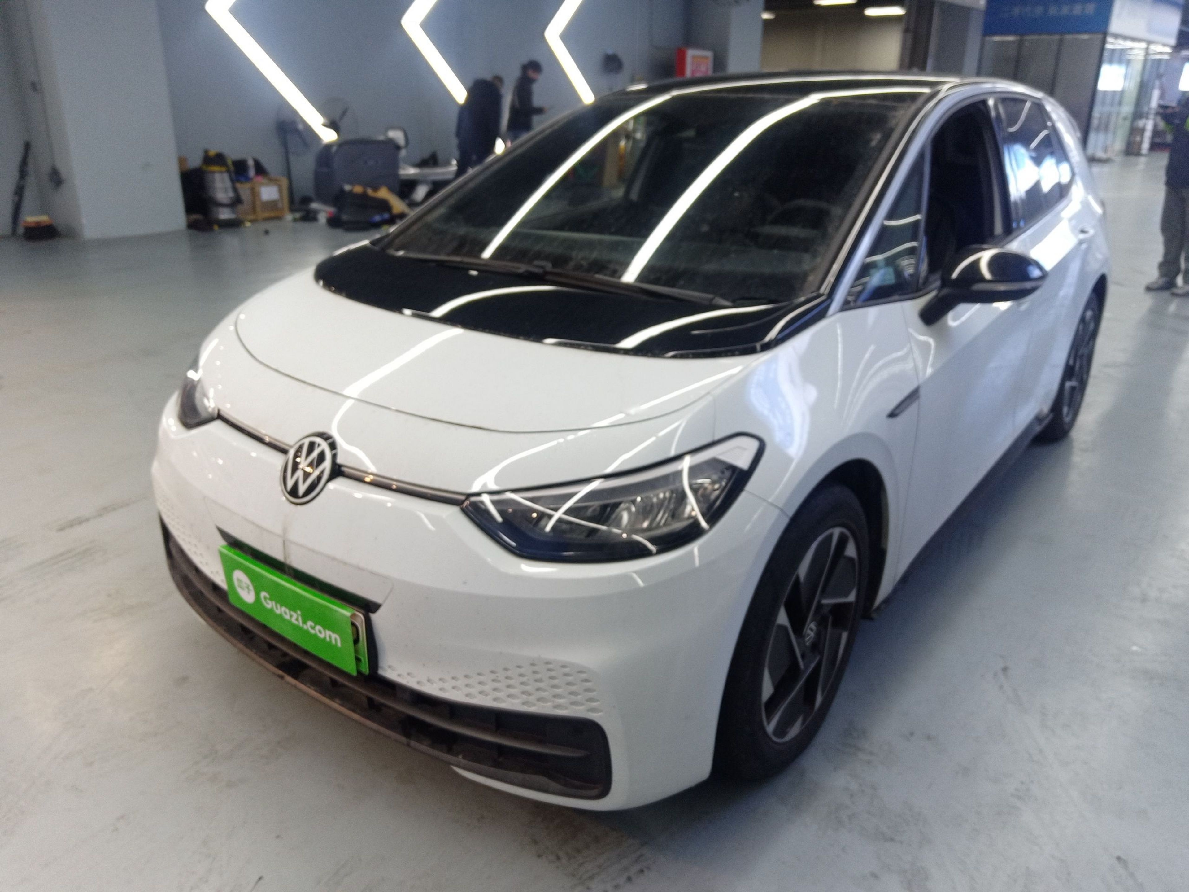 تحت مقدمة السيارة