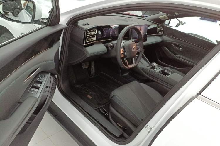 Used BYD Qin L 2025 DM-i Smart Drive 120KM Superior Model
