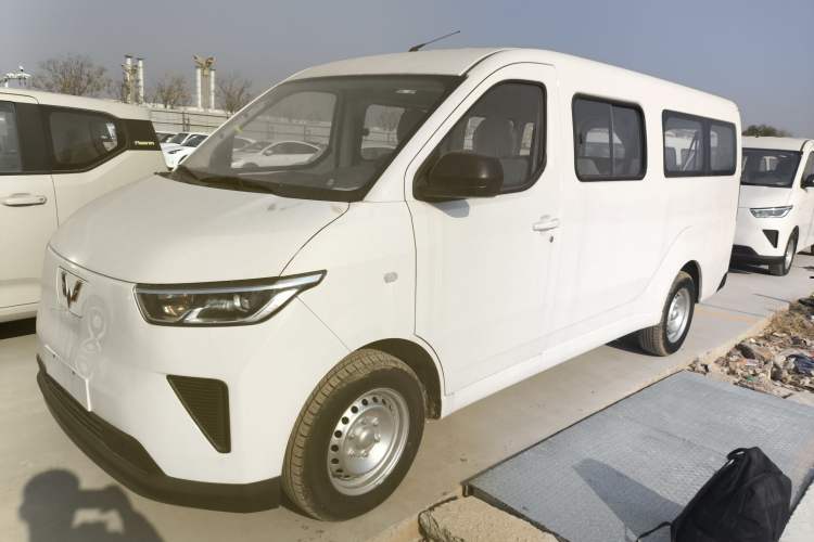 Used Wuling Yangguang 2024 300KM Comfort Version Passenger Van 75kW
