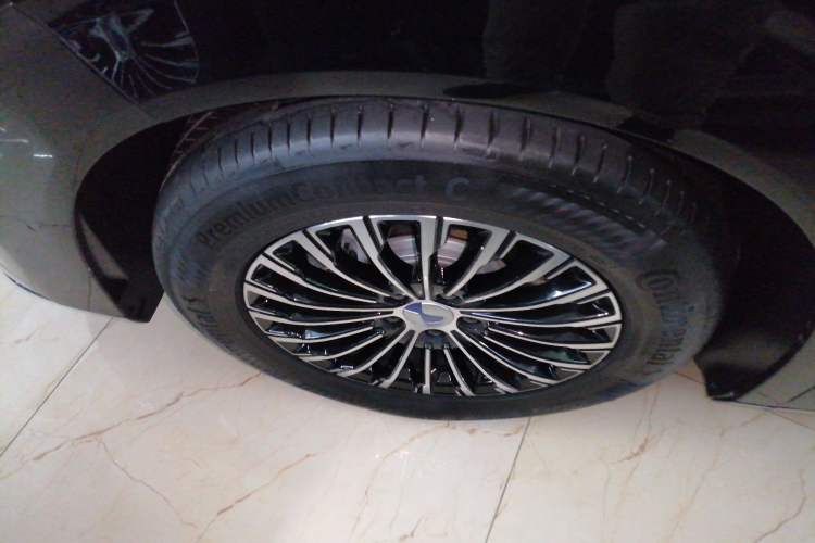 Used Denza D9 2025 DM-i Smart Drive 1020 Four-Wheel Drive Deluxe Model
