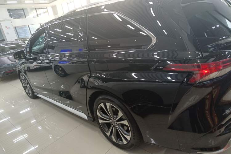 Used Toyota Granvia 2023 2.5L Hybrid Prestige PLUS Edition
