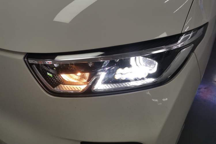 Used Wuling Yangguang 2024 300KM Comfort Version Passenger Van 75kW