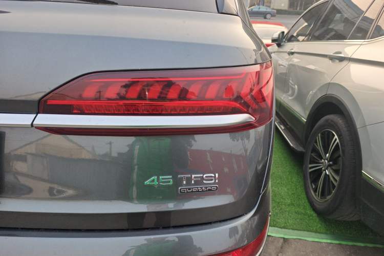 Used Audi Q7 2021 45 TFSI quattro S line Sport model
