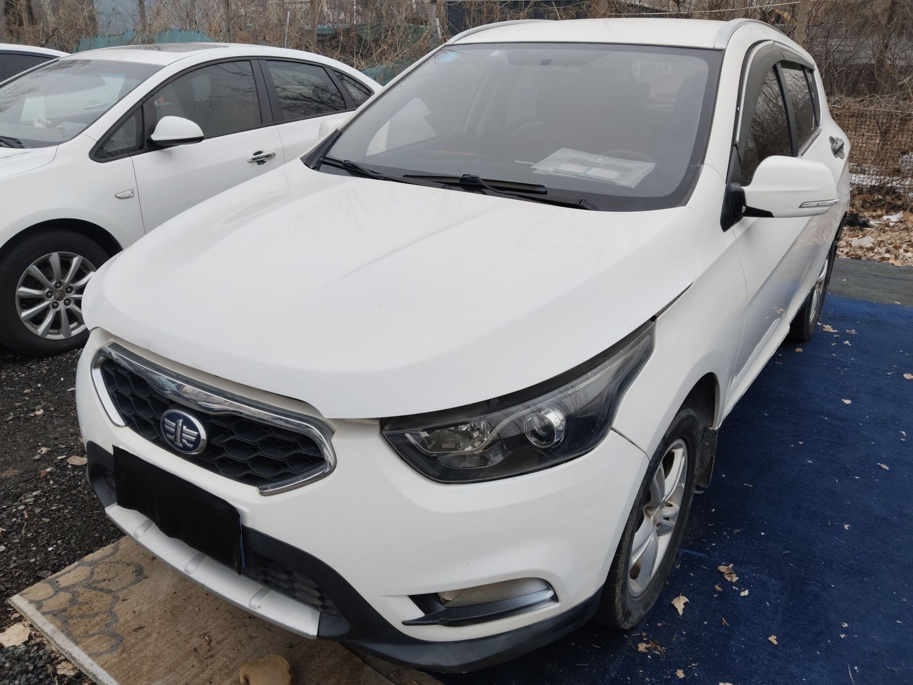 Под передней частью автомобиля