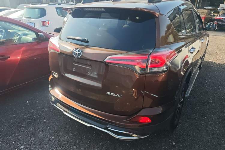 Used Toyota RAV4 2016 2.0L CVT Two-Wheel Drive Fashion Edition China V Standard
