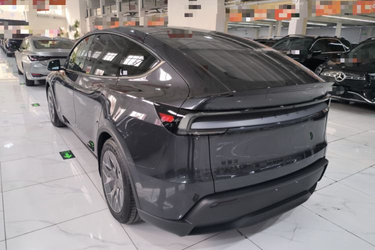 Used Tesla Model Y L 2025 Long-Range All-Wheel-Drive Version
