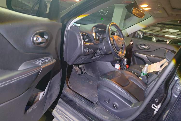 Used  Cherokee 2019 2.0T Two-Wheel Drive Yue Xiang Edition China VI Emission Standard