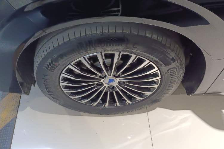 Used Denza D9 2022 DM-i 1040 Prestige Model
