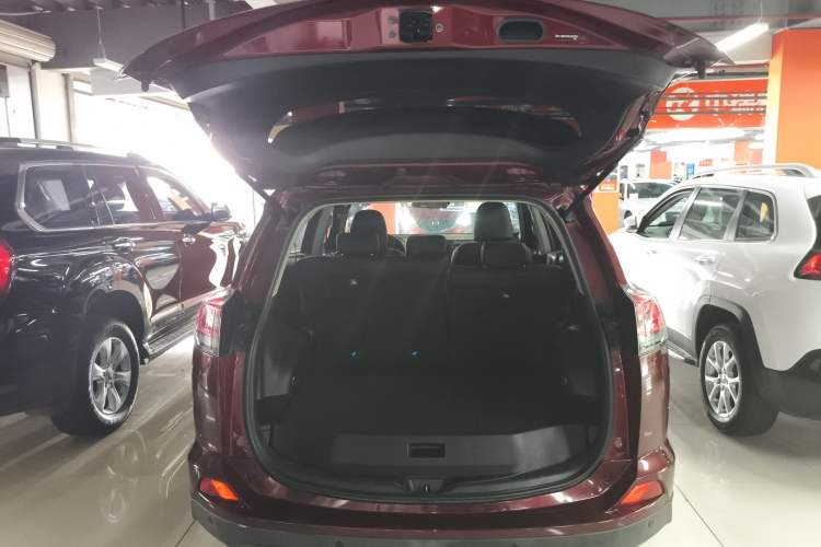 Used Toyota RAV4 2016 2.0L CVT Two-Wheel Drive Fashion Edition China V Standard
