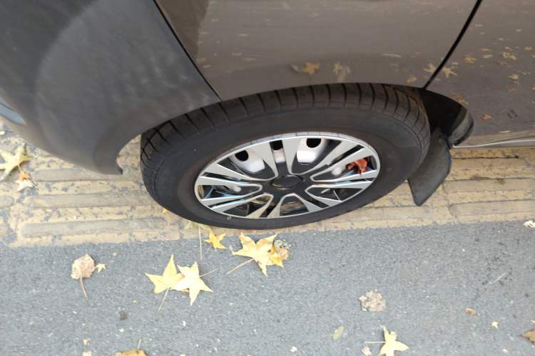 Used Jinbei Hiace X30 2023 1.5L Super-Comfortable Passenger Van 5/6/7-Seater Non-Air-Conditioned Version Model SWC15M
