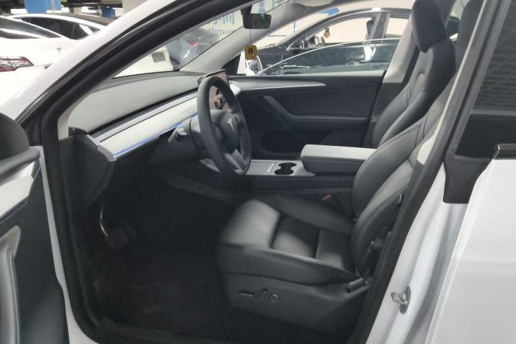 Used Tesla Model Y 2023 Long-Range All-Wheel-Drive Version
