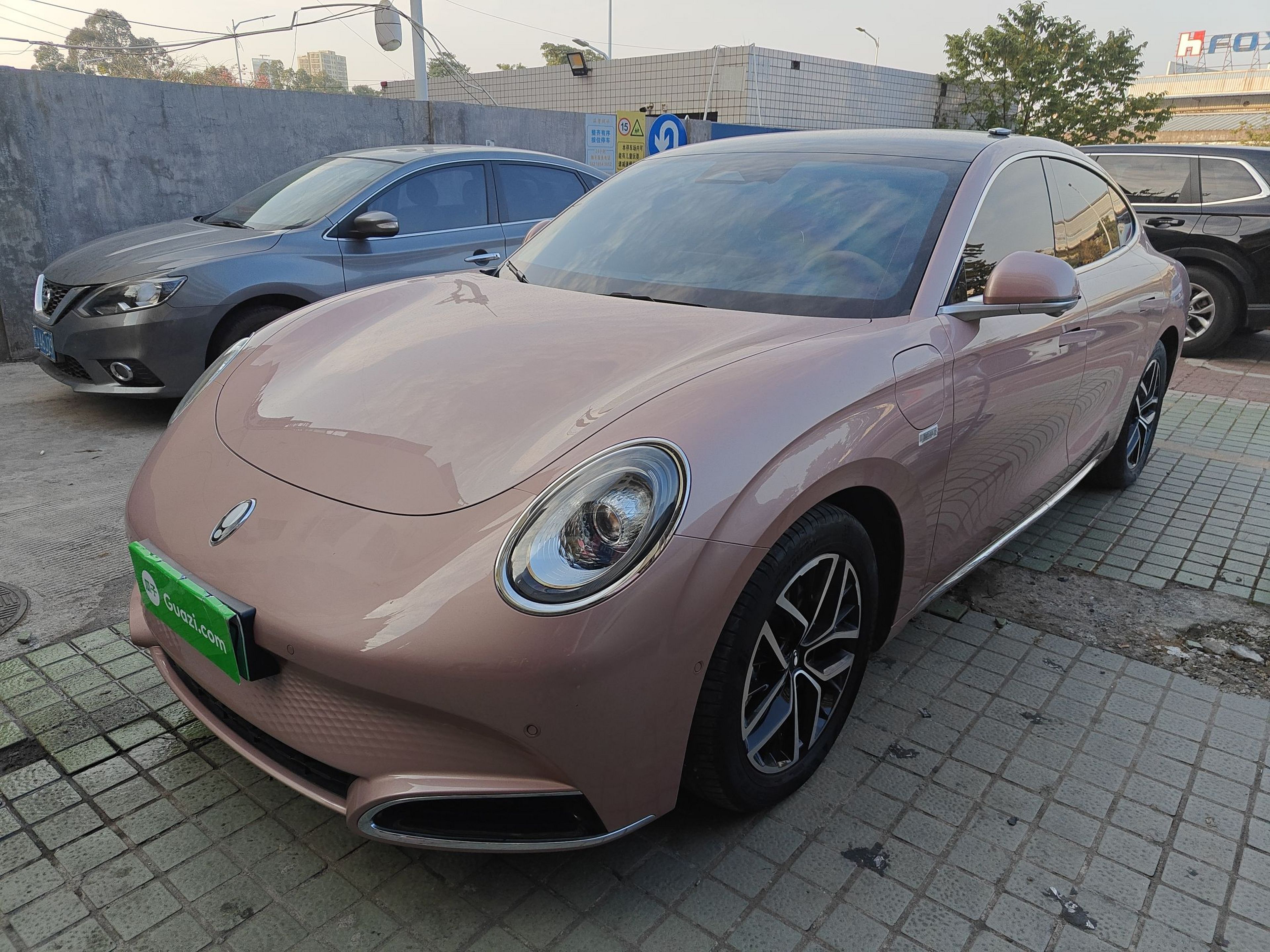 Под передней частью автомобиля