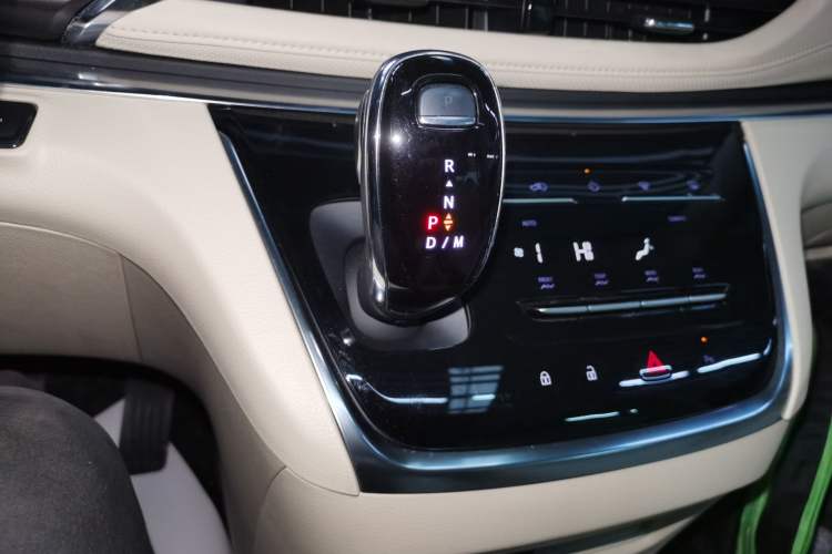 Used Buick GL8 2023 Facelifted Land Cruiser Executive Luxury Version
