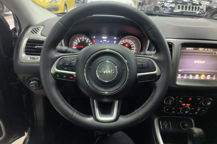 Used  Compass 2017 200T Automatic Family Edition